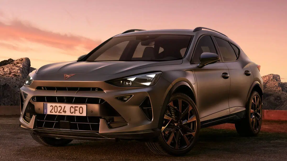 Frente del Cupra Formentor e-Hybrid 2025 con parrilla negra, faros LED y logo cobre
