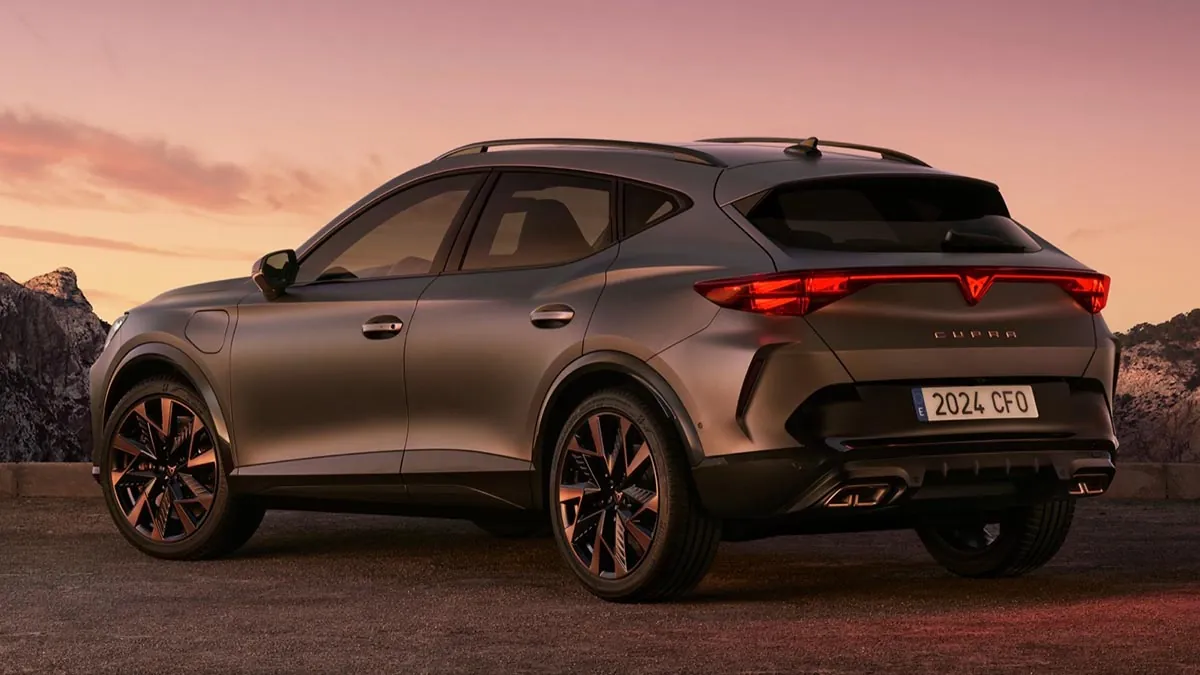 Parte posterior del Cupra Formentor e-Hybrid 2025 con firma lumínica continua y difusor negro
