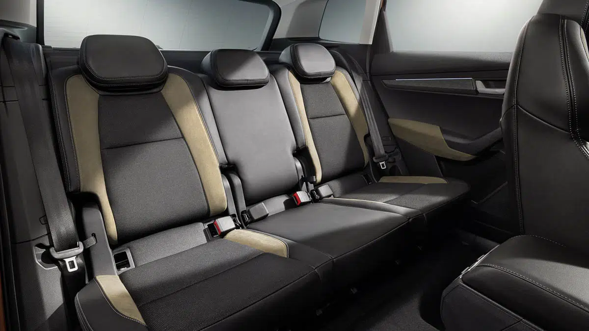 Asientos traseros del Škoda Karoq 2025 con espacio para las piernas y modularidad Varioflex