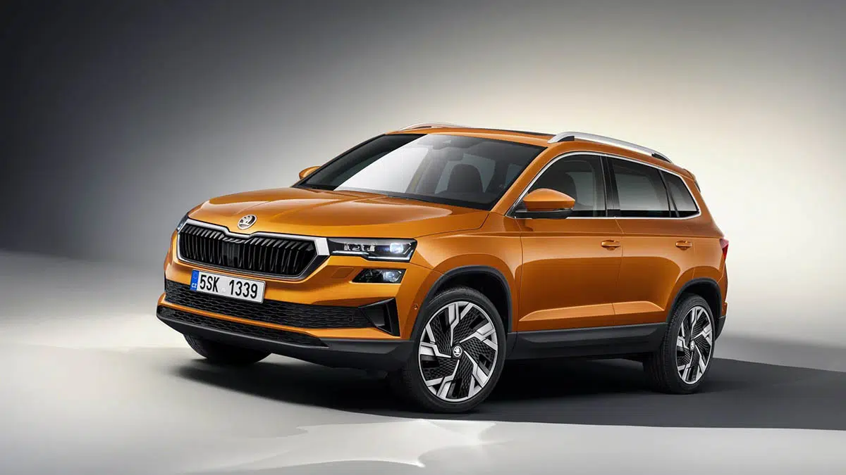 Frente del Škoda Karoq 2025 con parrilla negra y faros Matrix Full LED en acabado Selection