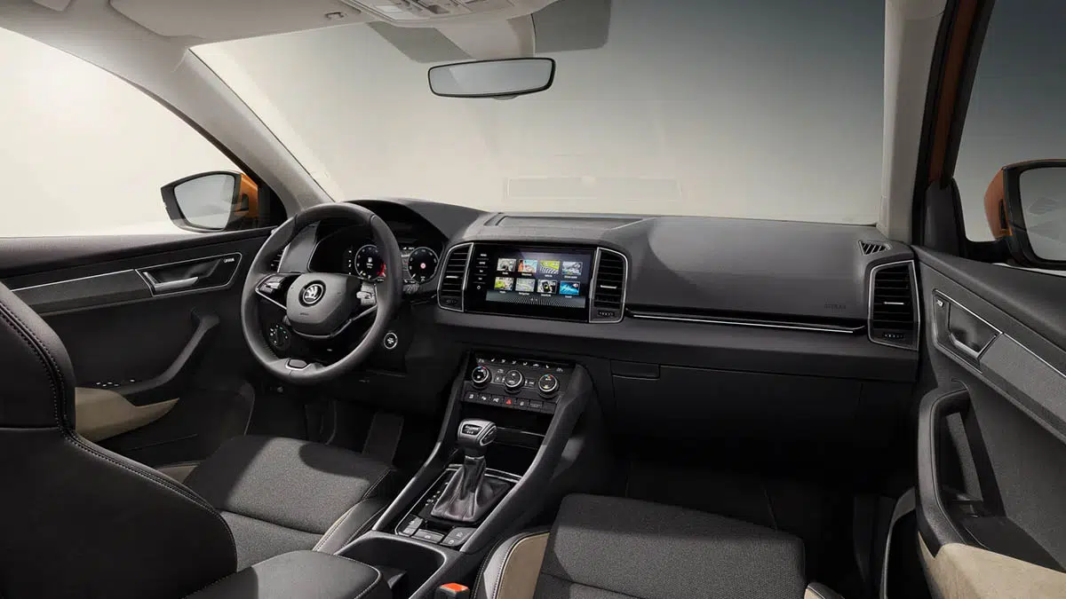 Puesto de conducción del Škoda Karoq 2025 con pantalla táctil, DSG7 y tapicería de tejido de alta calidad