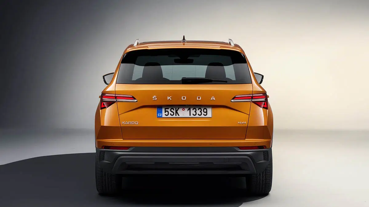 Parte trasera del Škoda Karoq 2025 acabado Selection con luces LED y etiqueta 1.5 TSI