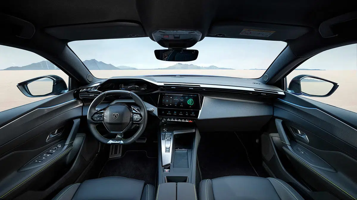 Interior de la Peugeot 408 Hybrid 2025, tablero digital y ergonómico i-Cockpit