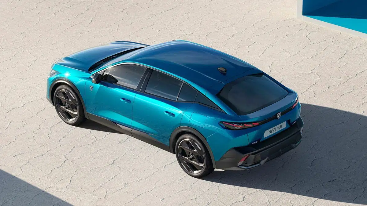 Parte trasera de la Peugeot 408 Hybrid 2025, luces traseras LED y estilo deportivo
