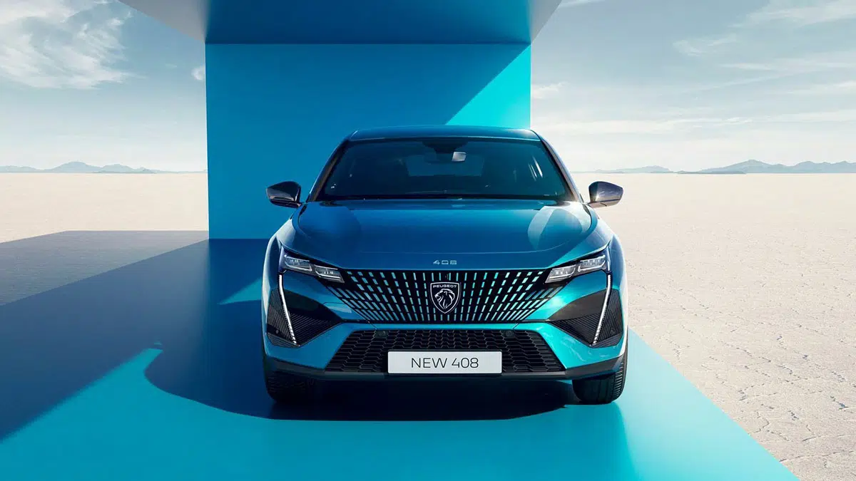 Frente de la Peugeot 408 Hybrid 2025 con parrilla distintiva y faros LED
