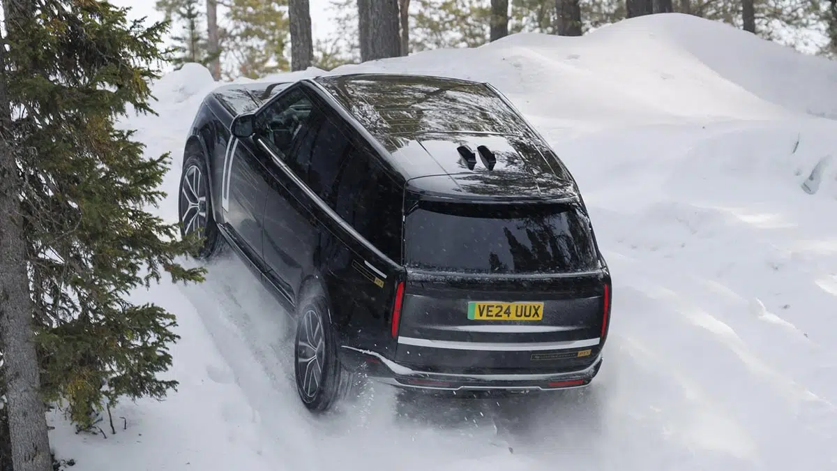 Parte trasera del Range Rover Eléctrico 2025, luces verticales LED y líneas limpias