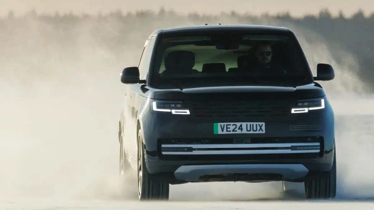 Frente del Range Rover Eléctrico 2025, firma luminosa LED y diseño robusto