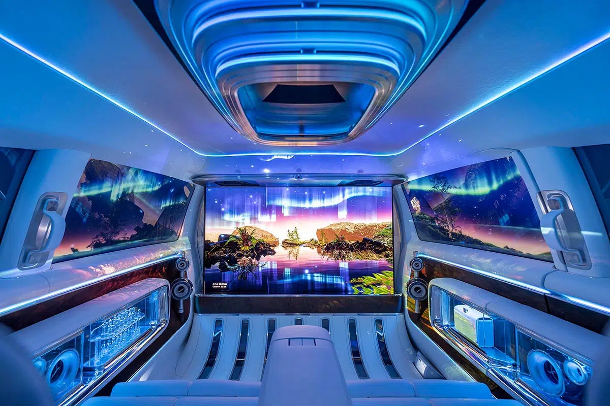Asientos traseros del Mercedes Vision V Concept con asientos de lujo y pantalla gigante