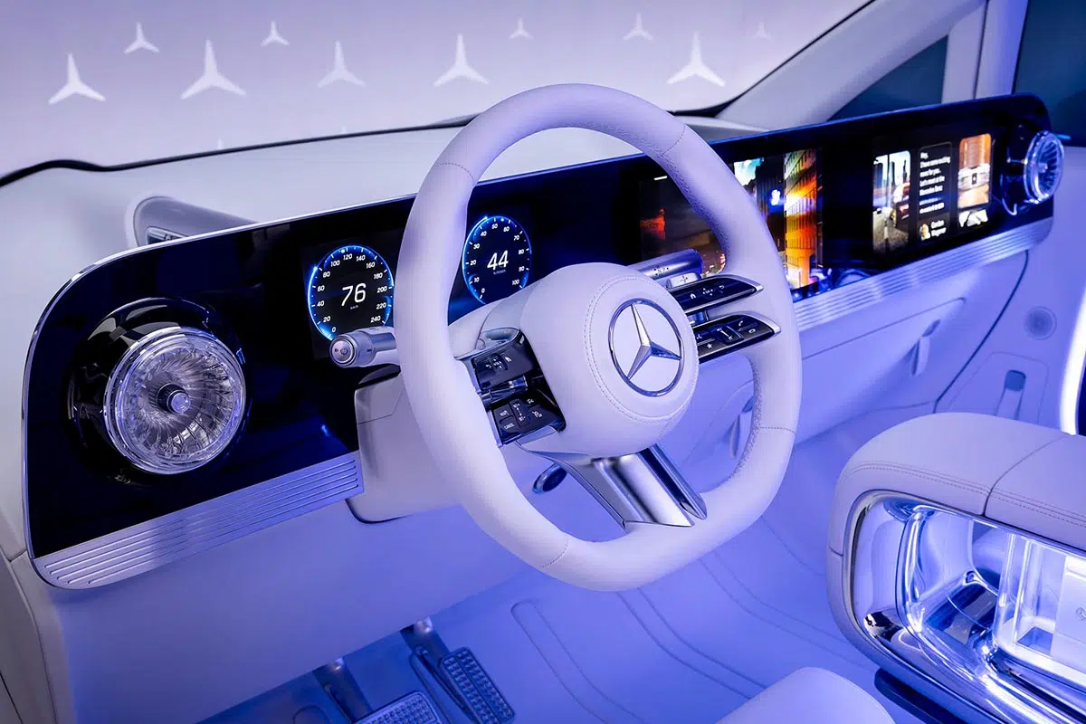 Interior del Mercedes Vision V Concept con tres pantallas integradas en el tablero