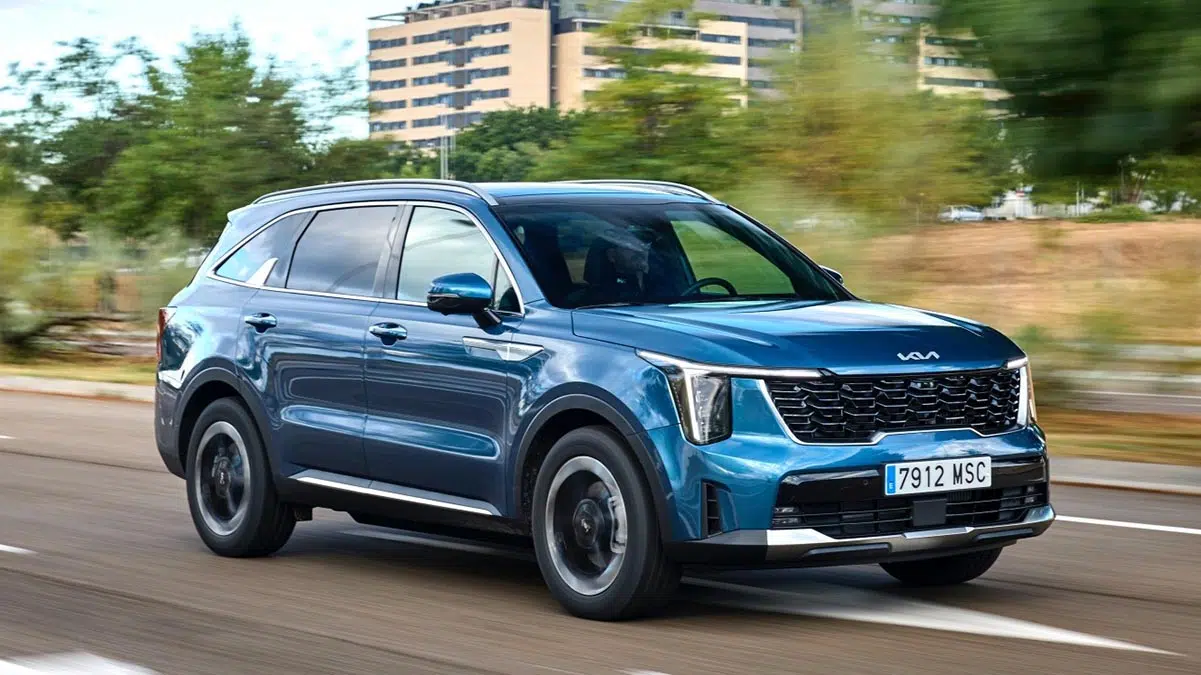 Frente del KIA Sorento HEV 2025 con parrilla prominente y ópticas LED