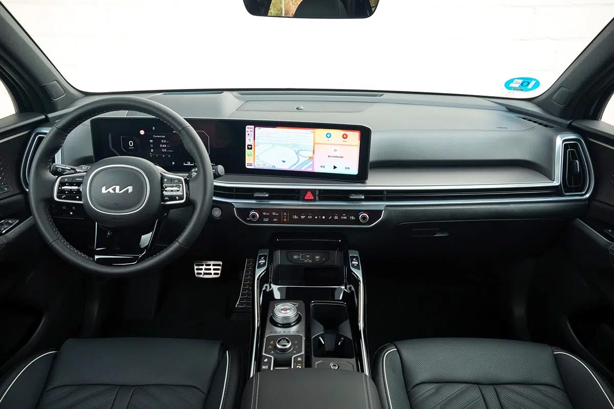 Interior del KIA Sorento HEV 2025 con pantalla digital doble de 12,3 pulgadas