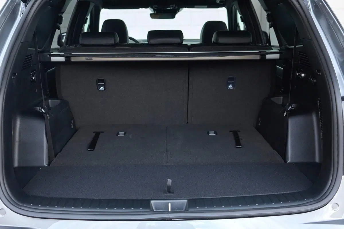 Maletero espacioso del KIA Sorento HEV 2025 con capacidad de 608 litros