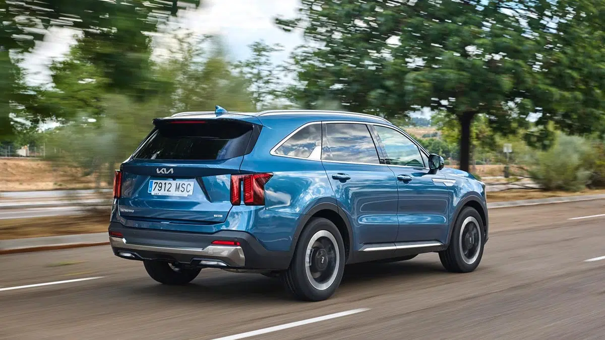 Vista trasera del KIA Sorento HEV 2025 con luces LED rediseñadas