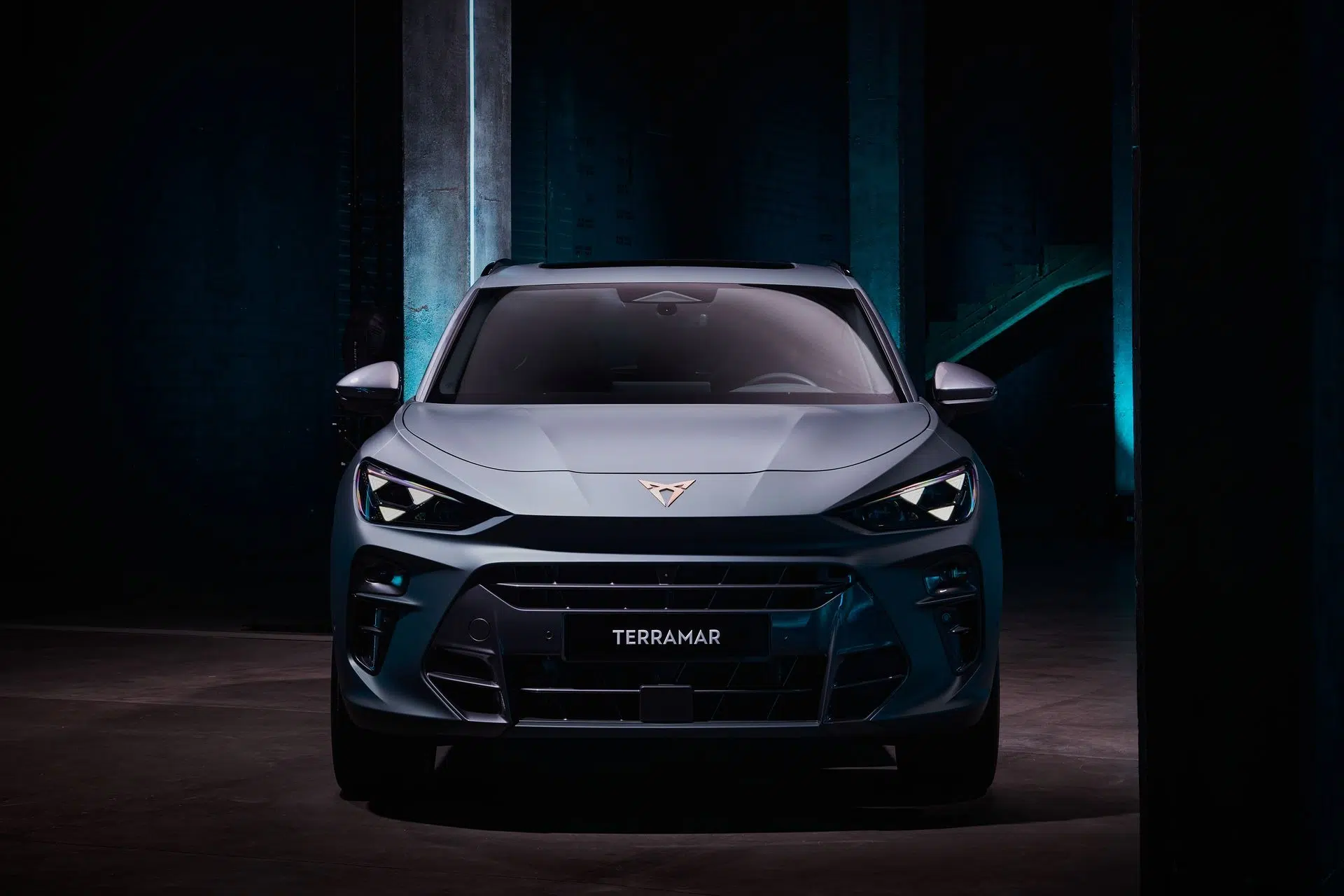 Frontal del CUPRA Terramar 2025 con parrilla agresiva y firma lumínica LED