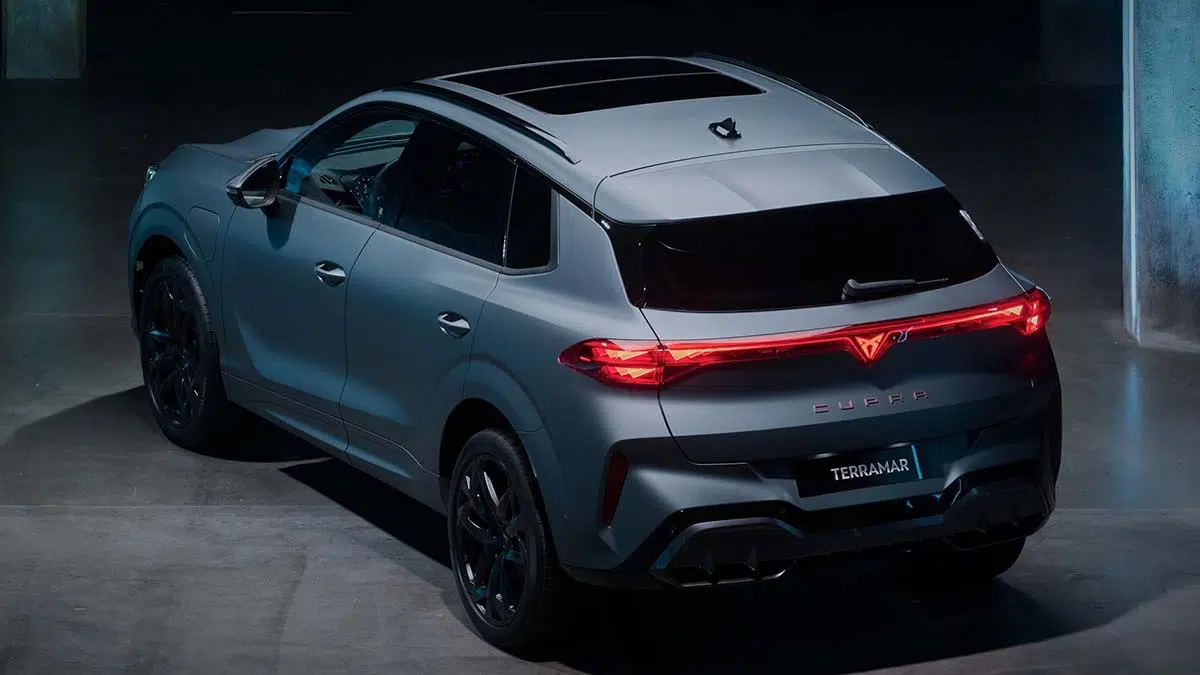 Vista trasera del CUPRA Terramar 2025 con parachoques deportivo y luces LED conectadas
