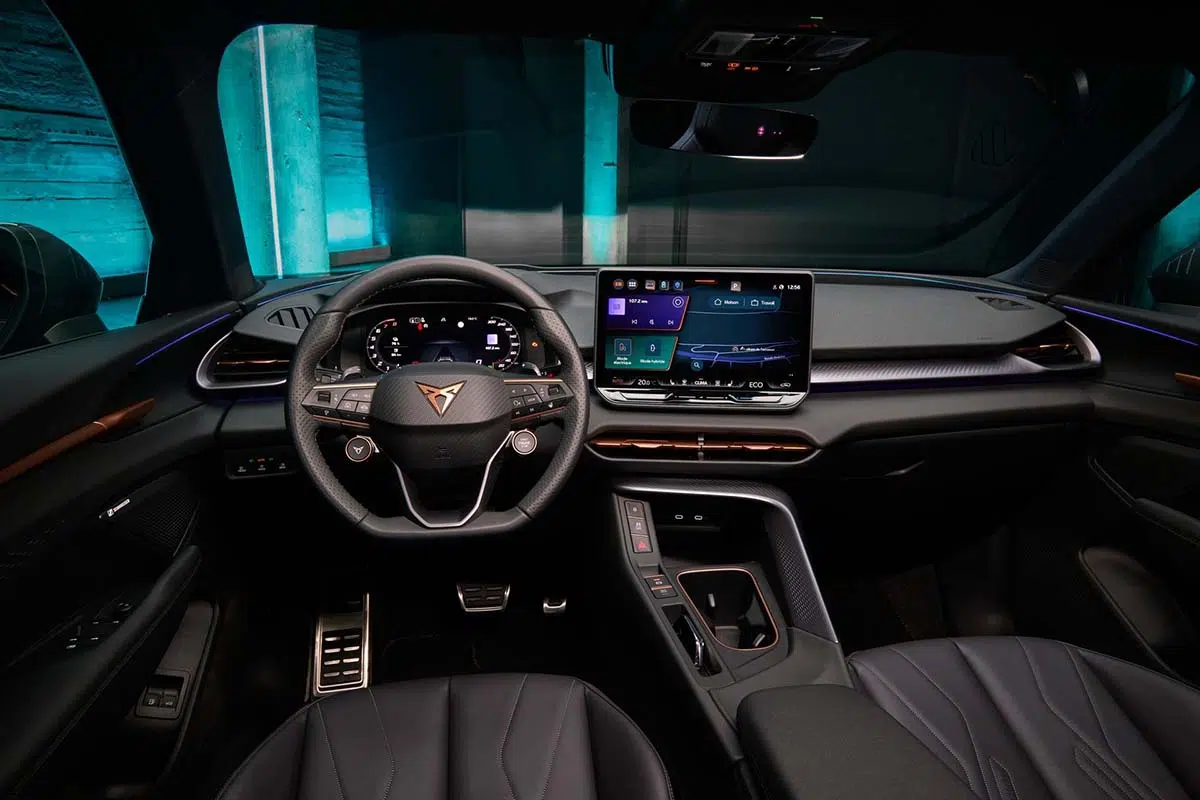 Interior del CUPRA Terramar 2025 con volante deportivo e instrumentación digital