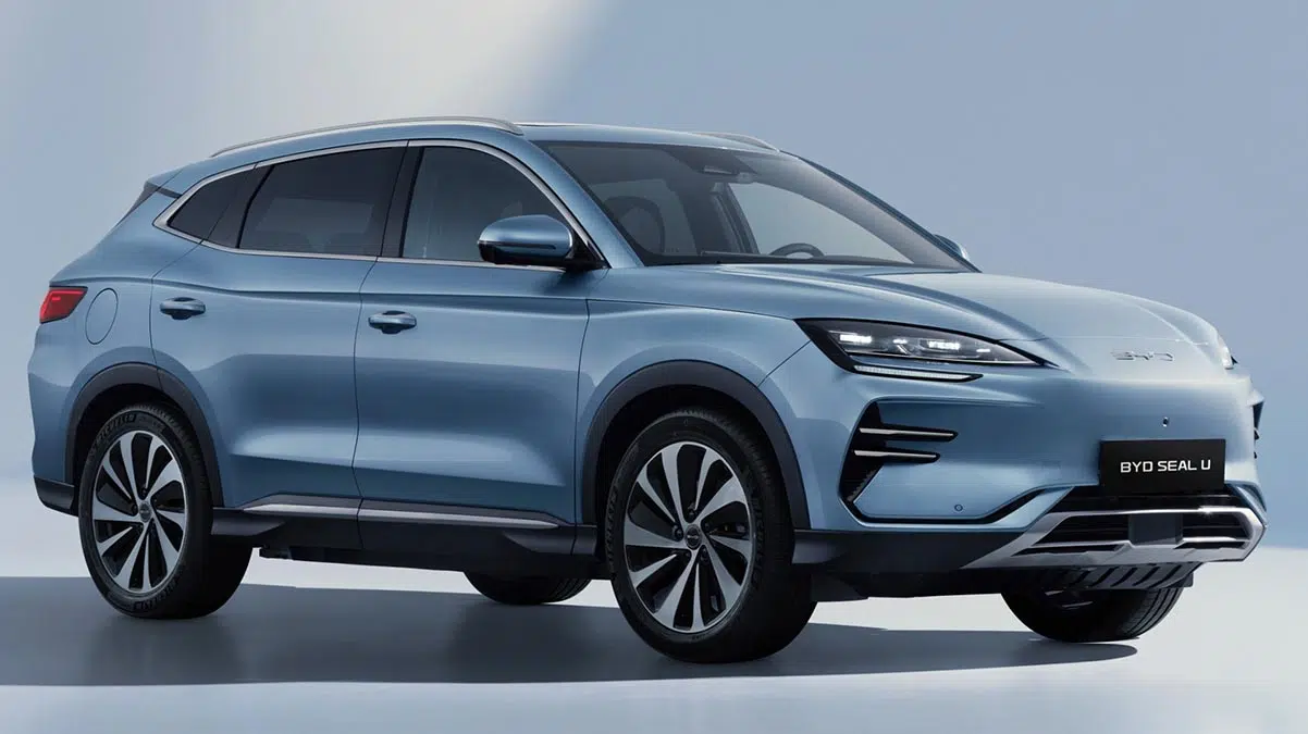 Vista frontal del BYD Seal U DM-i 2025 con firma luminosa moderna y parrilla cerrada