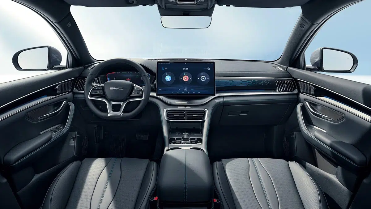 Interior del BYD Seal U DM-i 2025 con pantalla táctil rotativa y acabados de alta gama