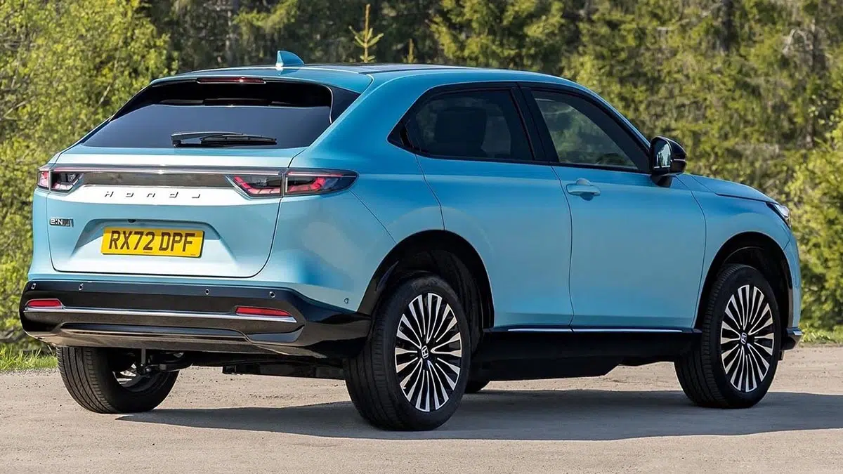 Vista trasera del Honda e:Ny1 2025 con luces LED horizontales y diseño minimalista