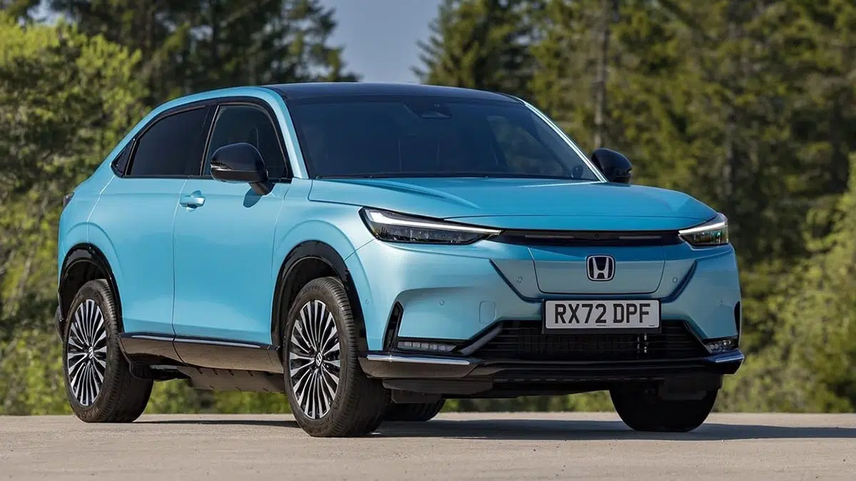 Frente del Honda e:Ny1 2025 con firma luminosa delgada y parrilla cerrada