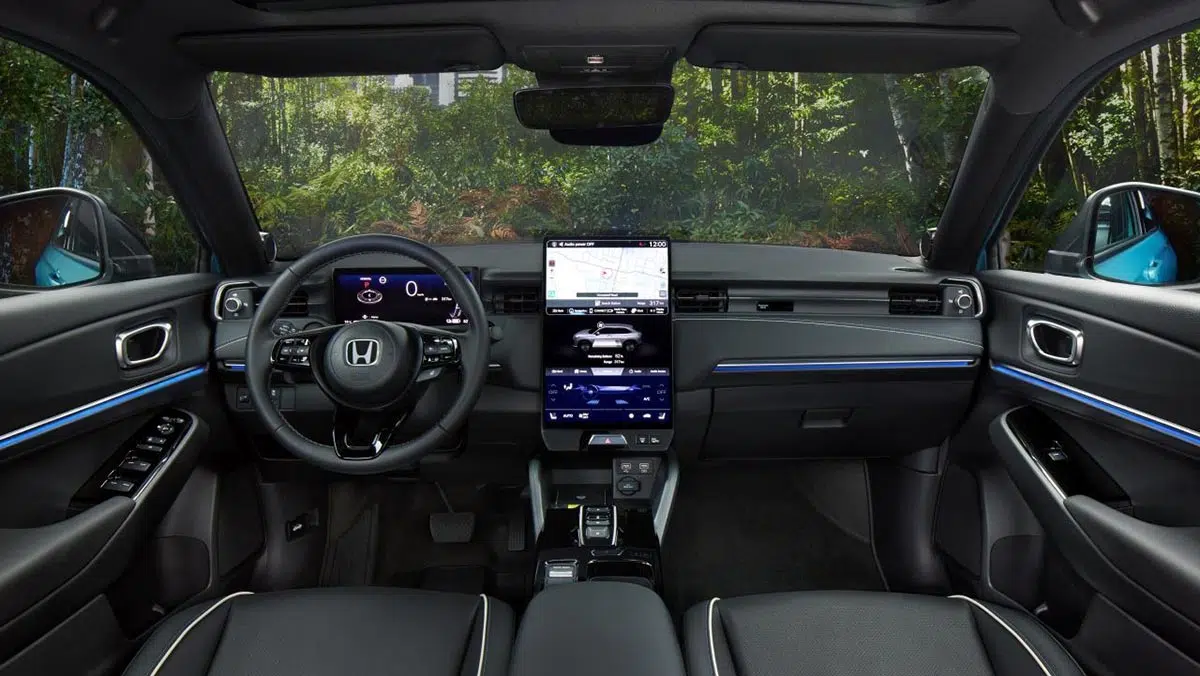 Interior del Honda e:Ny1 2025 con pantalla táctil de 15 pulgadas y acabados elegantes