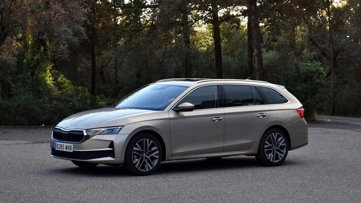 Skoda Octavia Combi 2025 vista lateral con silueta alargada y estilo clásico