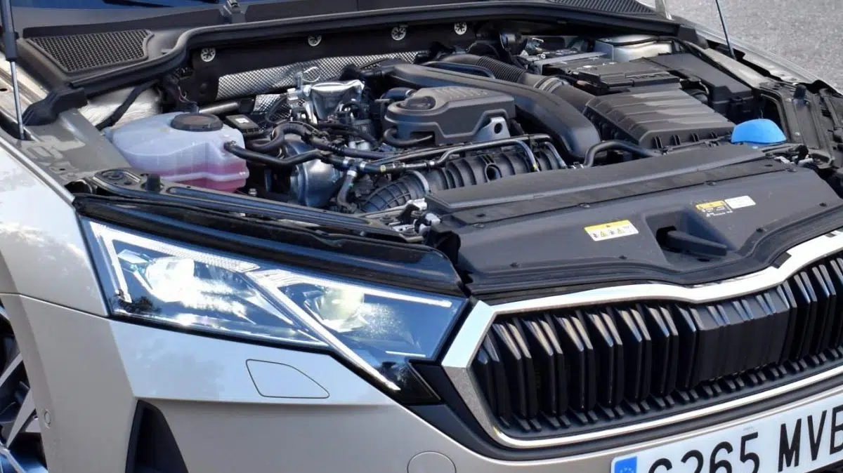 Motor de gasolina 1.5 TSI del Skoda Octavia Combi 2025 con tecnología micro-híbrida