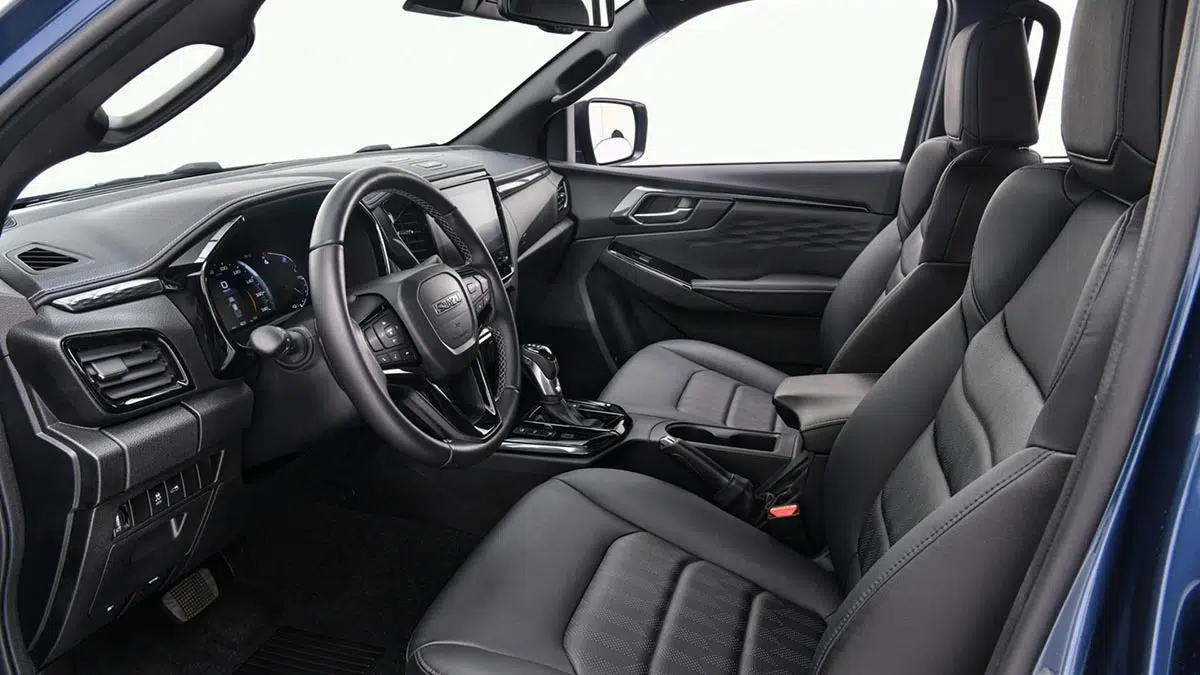 Interior del Isuzu D-Max EV 2025 con tablero digital y acabados robustos.