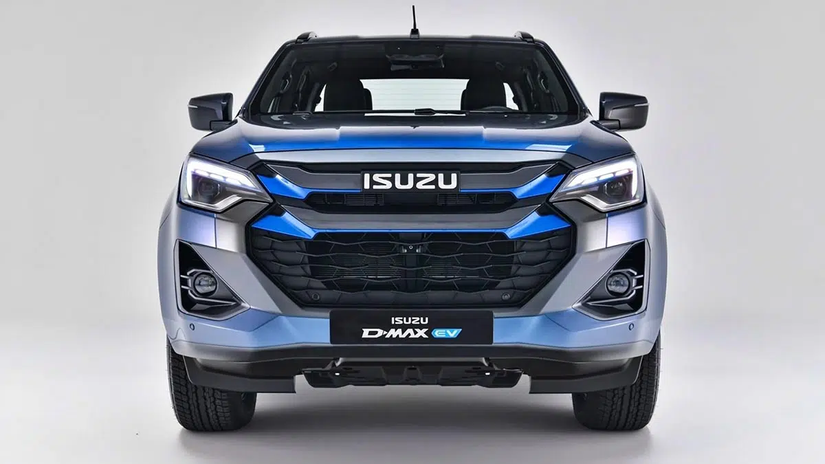 Frente del Isuzu D-Max EV 2025 con parrilla cerrada y detalles azules característicos de vehículos eléctricos.