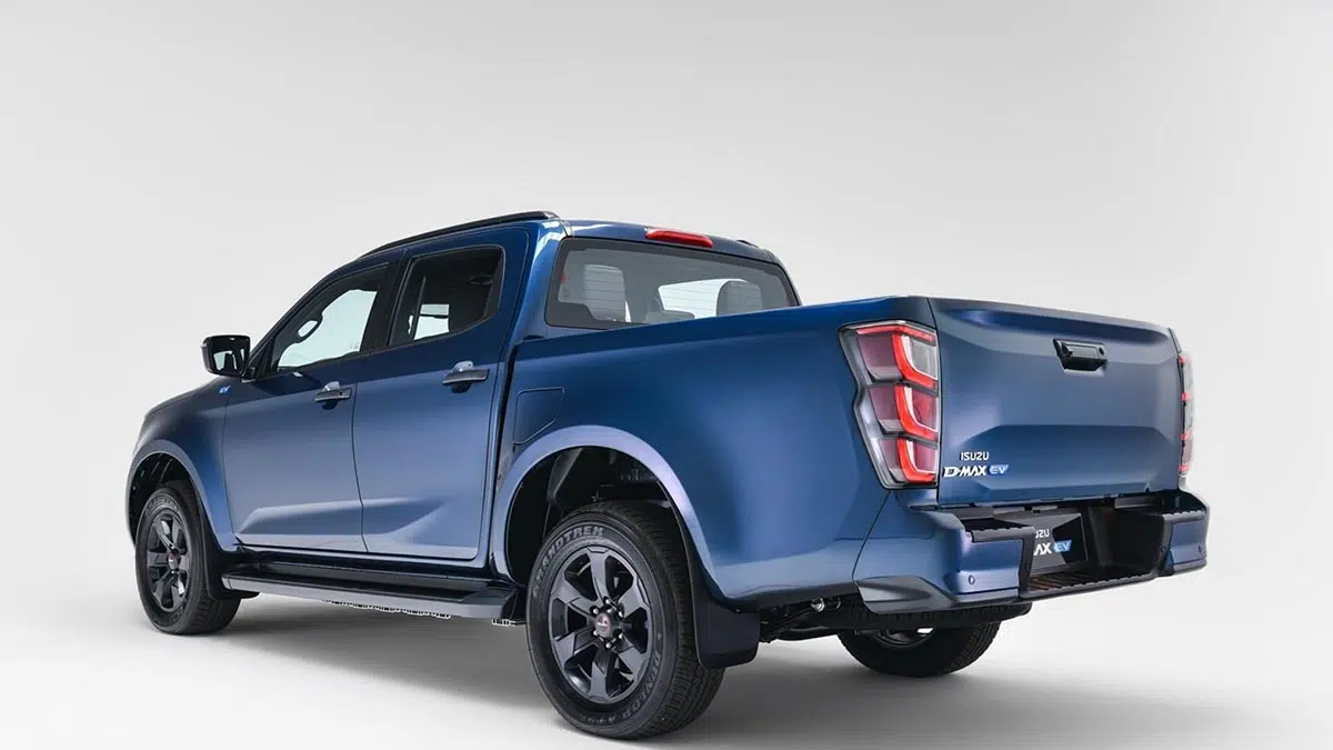 Parte trasera del Isuzu D-Max EV 2025 mostrando la caja de carga y elementos estéticos típicos de la versión eléctrica.