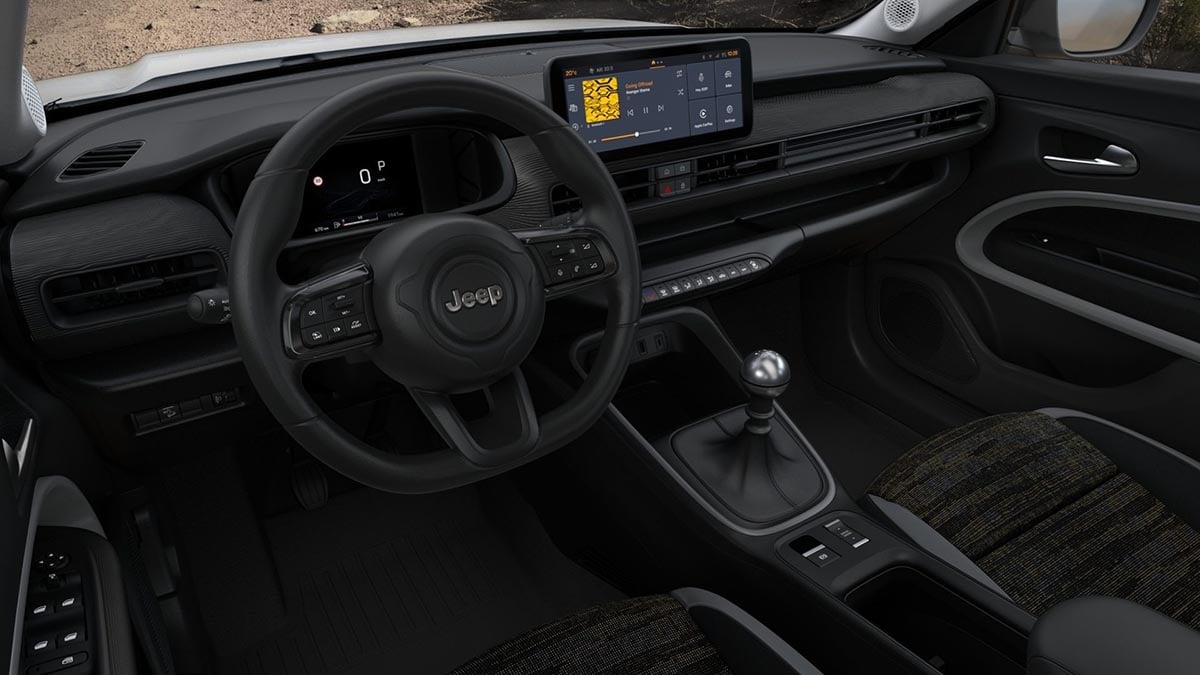 Interior del Jeep Avenger 4xe 2025 con pantalla táctil e instrumentos digitales.