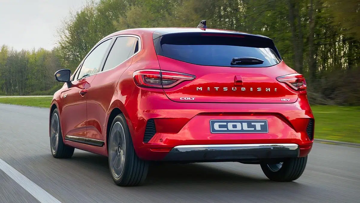 Parte trasera de la Mitsubishi Colt híbrida 2024 con luces rediseñadas y emblema de Mitsubishi.