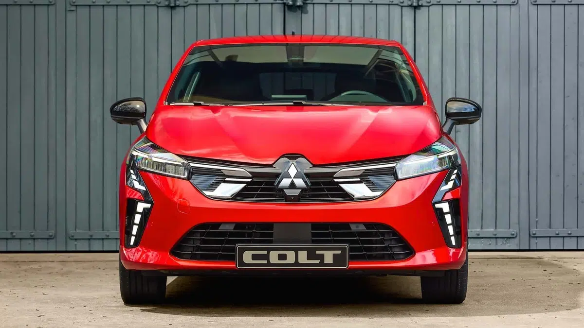 Frente de la Mitsubishi Colt híbrida 2024 con parrilla rediseñada y ópticas LED.