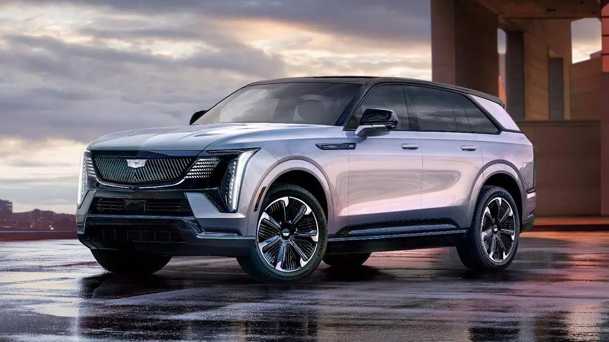 Frente del Cadillac Escalade IQ 2025 con parrilla iluminada y firma lumínica vertical