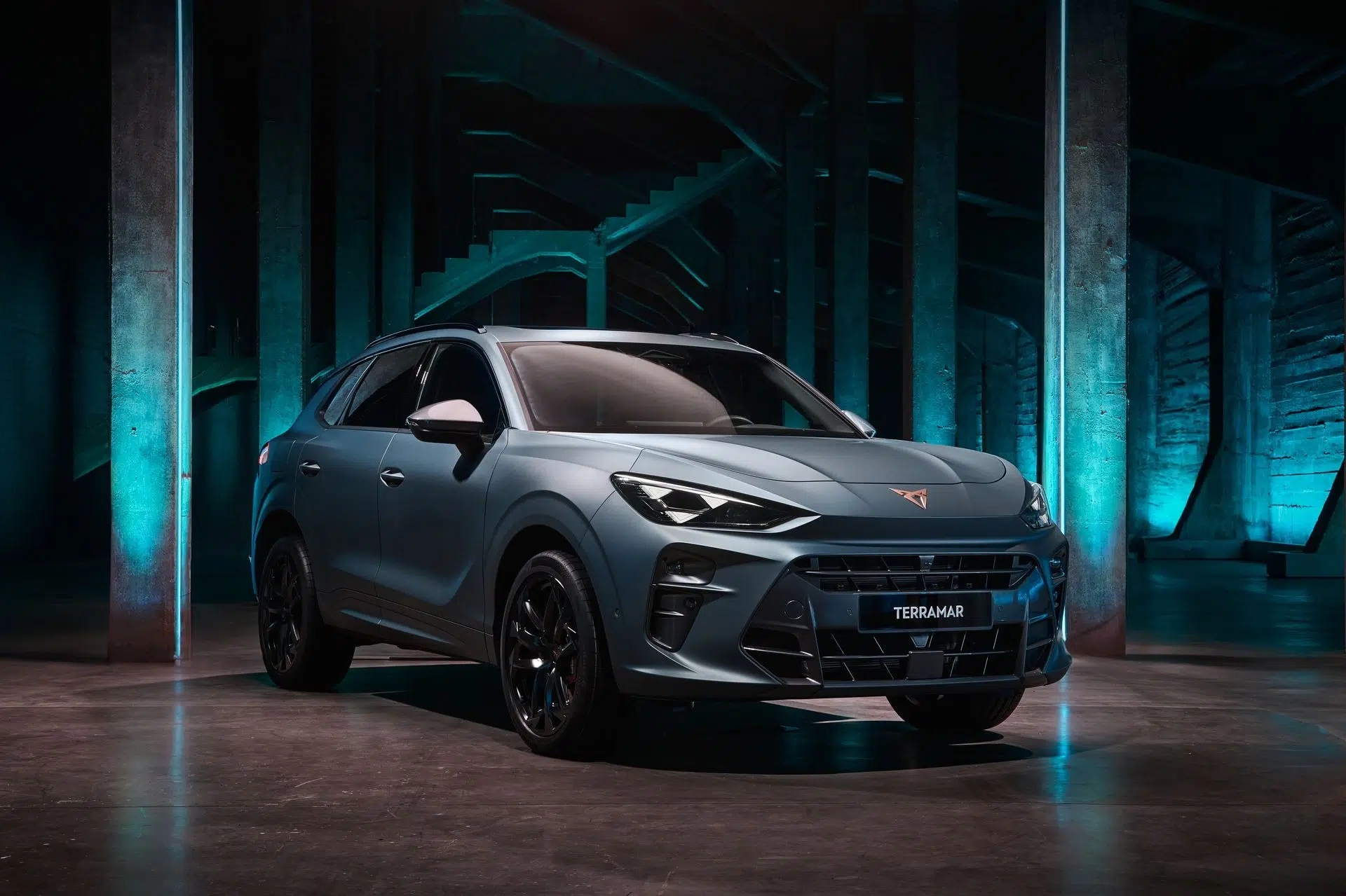 CUPRA Terramar 2025 SUV híbrido enchufable visto de perfil con diseño deportivo y audaz