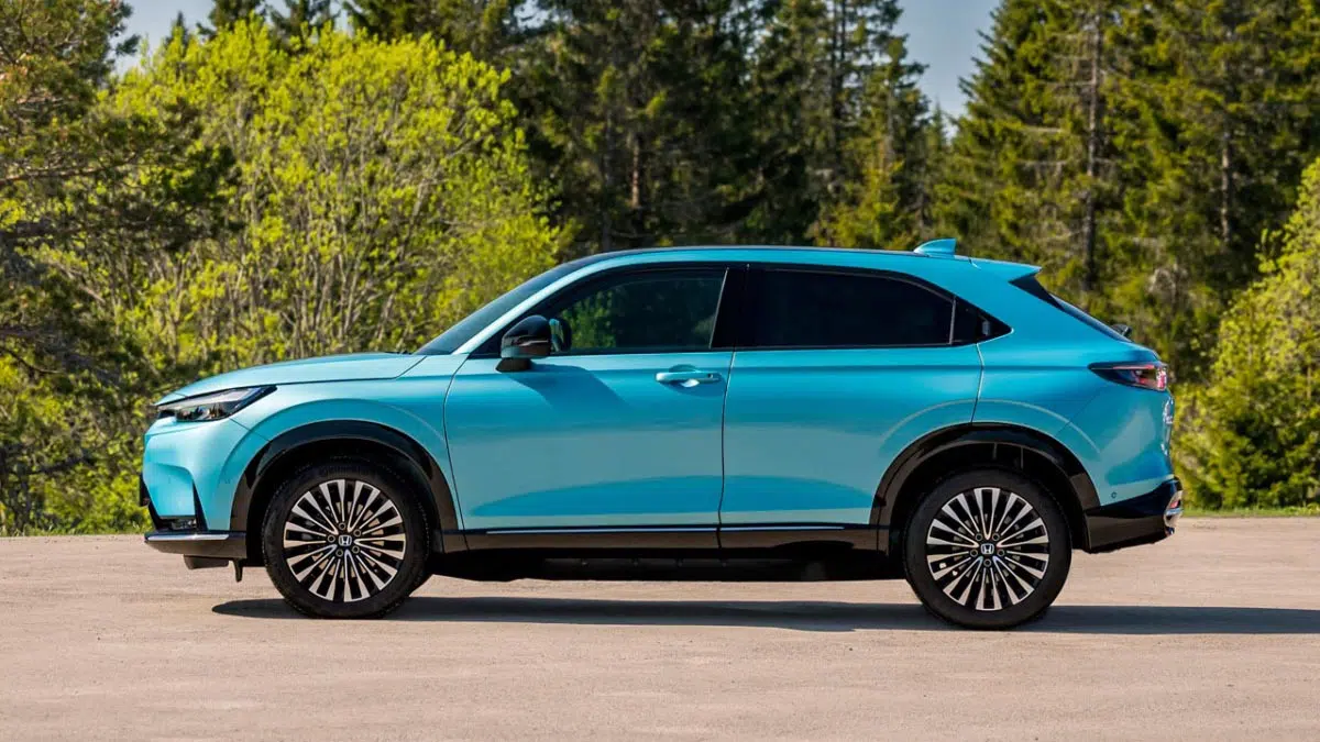 Honda e:Ny1 2025 SUV eléctrico visto de perfil con líneas limpias y proporciones compactas