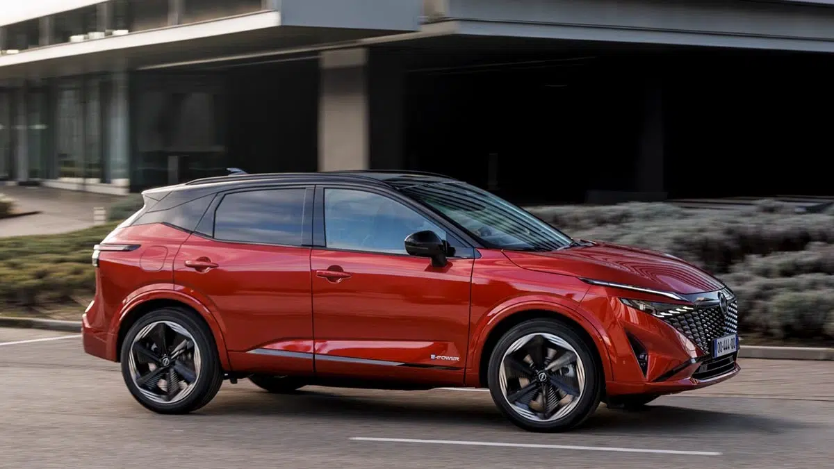 Vista lateral del Nissan Qashqai e-Power 2024 con líneas marcadas y diseño dinámico de SUV