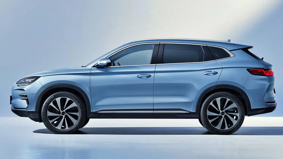 BYD Seal U DM-i 2025 visto de perfil, SUV híbrido enchufable con un diseño fluido y moderno
