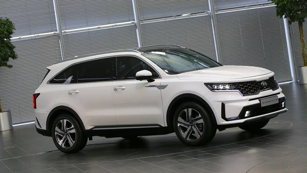 Perfil lateral del Kia Sorento PHEV 2024, silueta alargada de SUV familiar electrificado