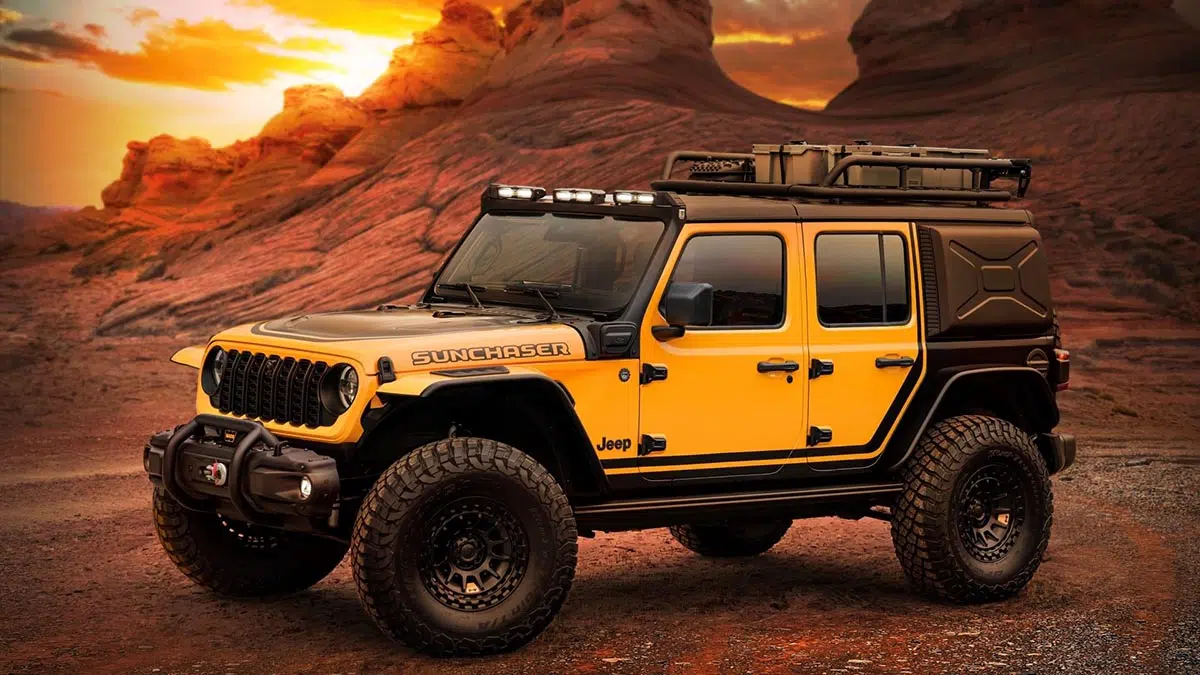 Vue latérale du Jeep Wrangler Rubicon Sunchaser Concept avec accessoires tout-terrain et carrosserie jaune