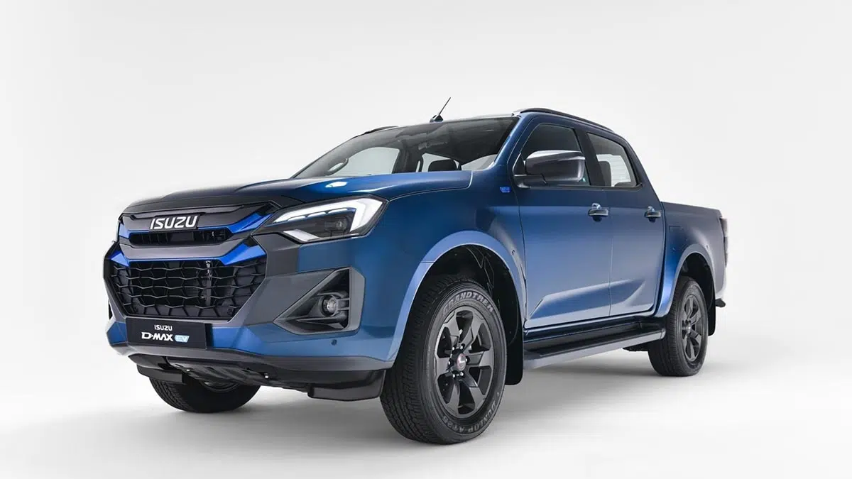 Perfil de la camioneta eléctrica Isuzu D-Max EV 2025, diseño robusto y tracción total.