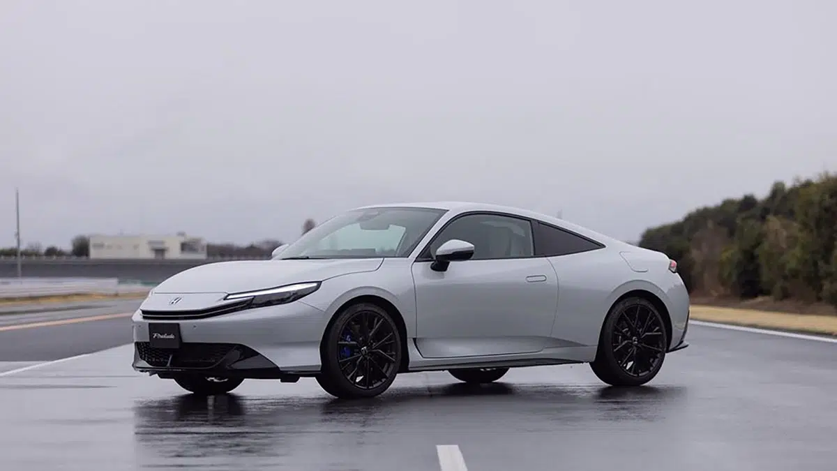 Perfil del Honda Prelude con línea baja y silueta de coupé híbrido