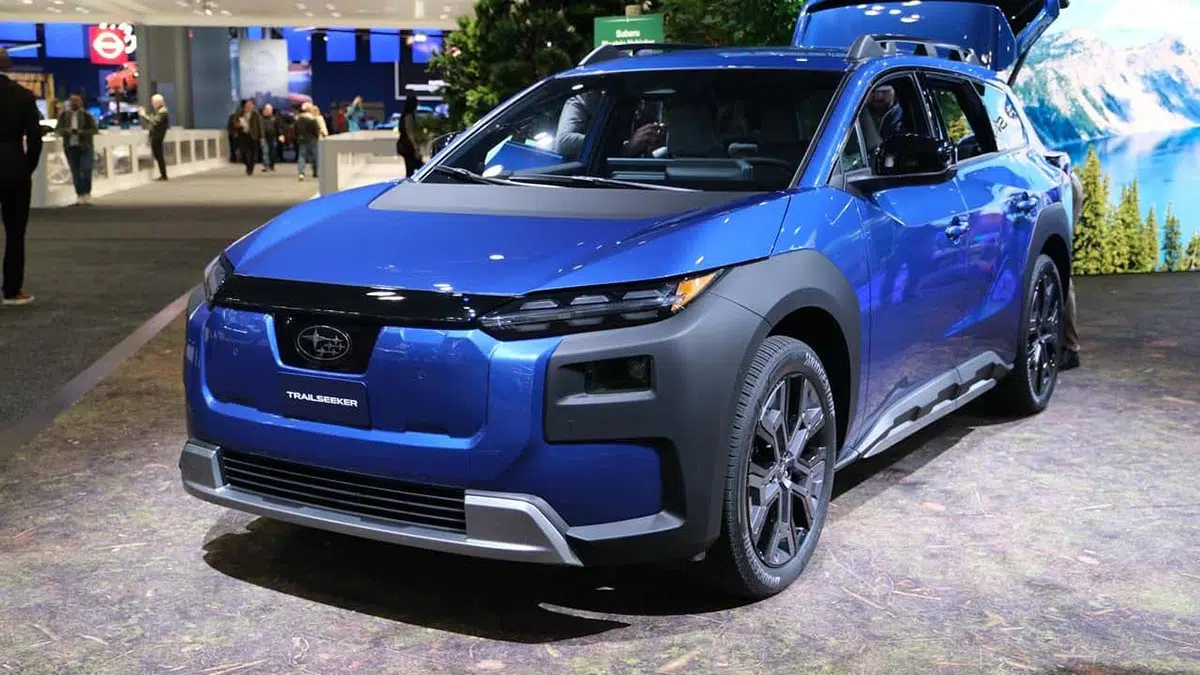 Vue avant du Subaru Trailseeker 2026, SUV électrique 4x4 avec signature lumineuse robuste et design vertical