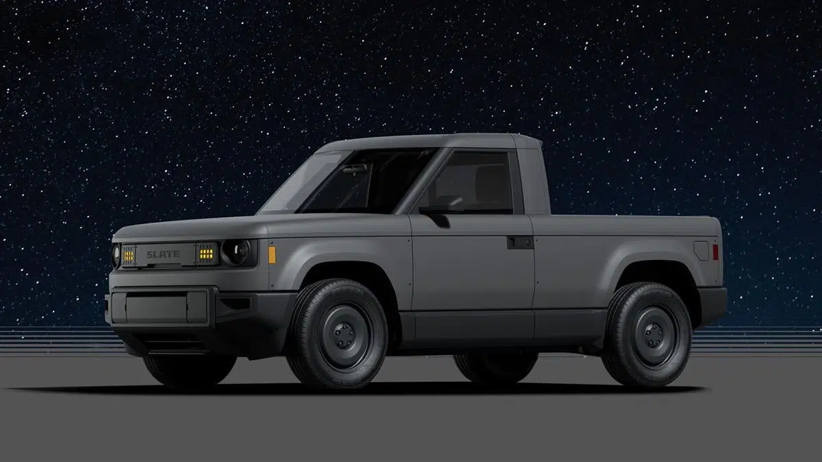 Vista lateral de la camioneta eléctrica Slate 2024, de diseño minimalista y líneas rectas
