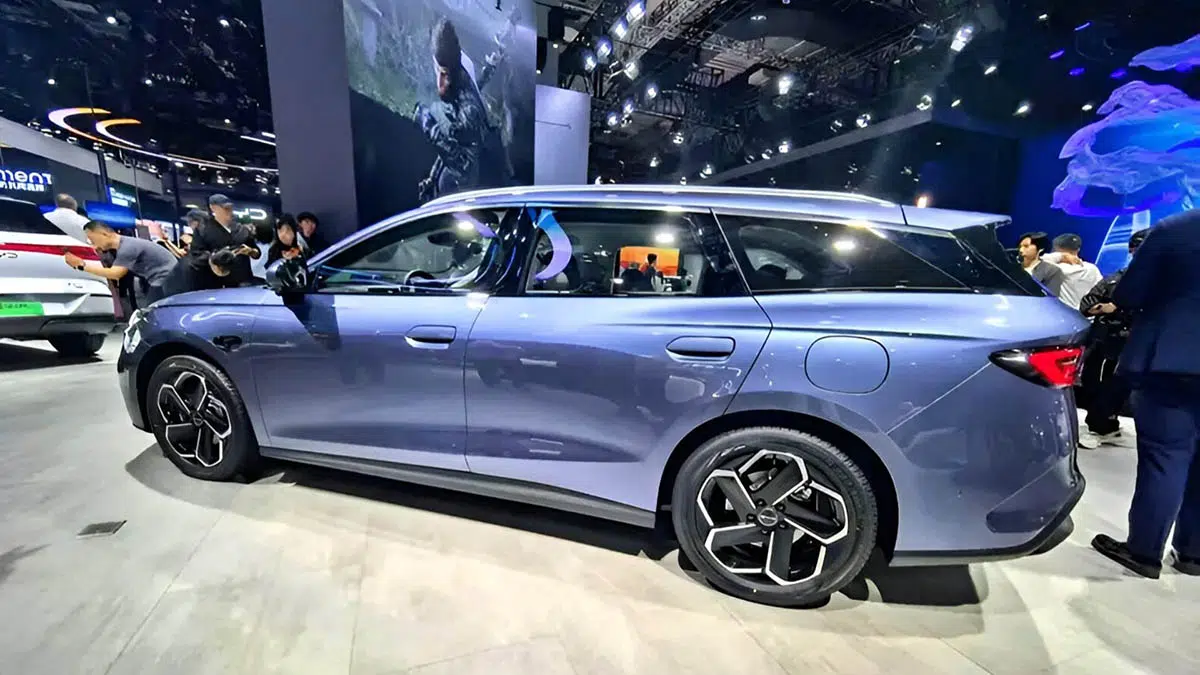 Perfil del BYD Seal 06 DM-i Wagon 2025 con línea de wagon fluida y diseño aerodinámico