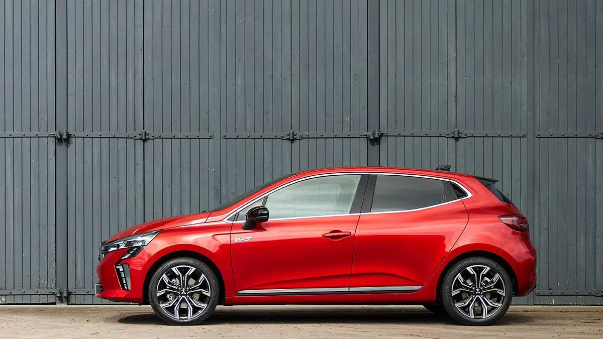 Vista lateral de la Mitsubishi Colt híbrida 2024, un utilitario compacto construido sobre la base de la Renault Clio.