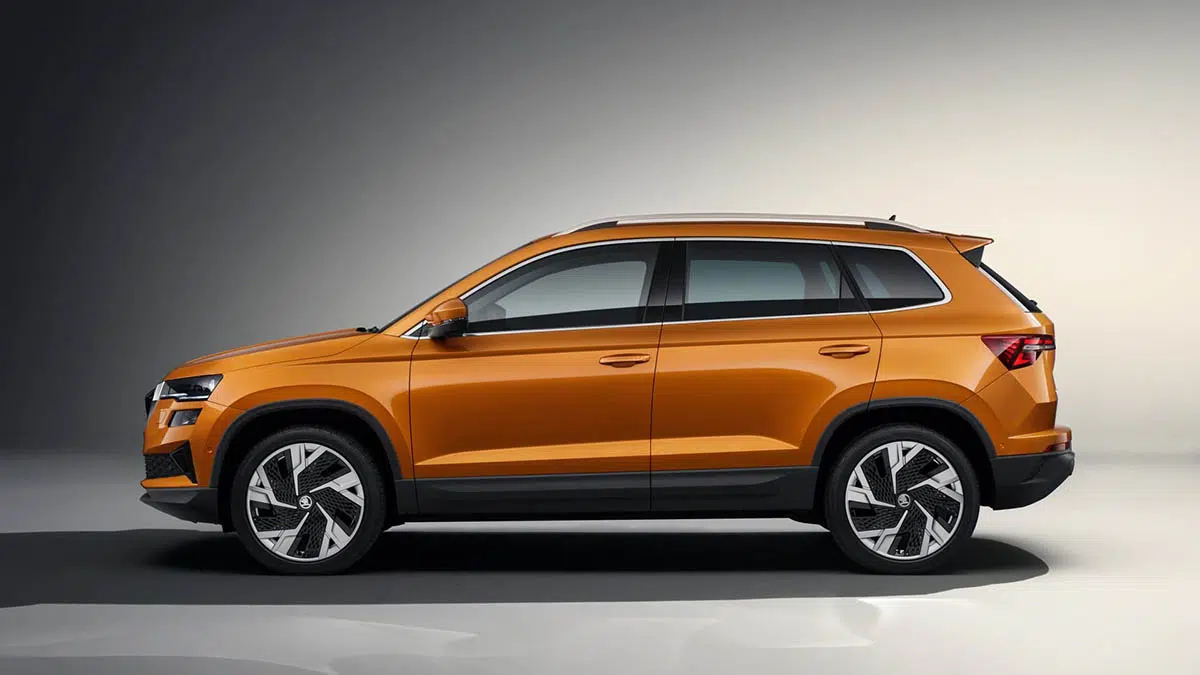 Vista lateral del Škoda Karoq 2025 acabado Selection, color gris metalizado, en LLD a 399€/mes sin pago inicial