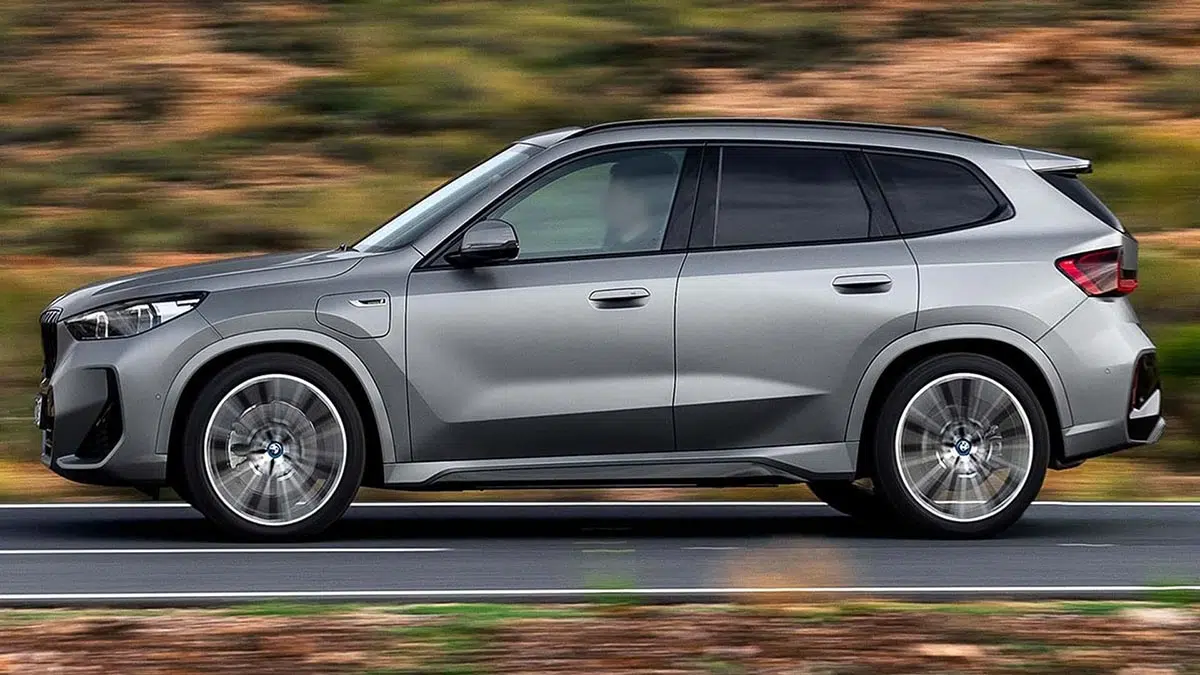 Perfil del BMW X1 xDrive30e 2025 con diseño dinámico y llantas de aleación en SUV híbrido enchufable