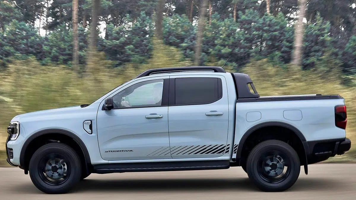 Perfil del Ford Ranger PHEV 2024 mostrando su diseño robusto y líneas musculosas características