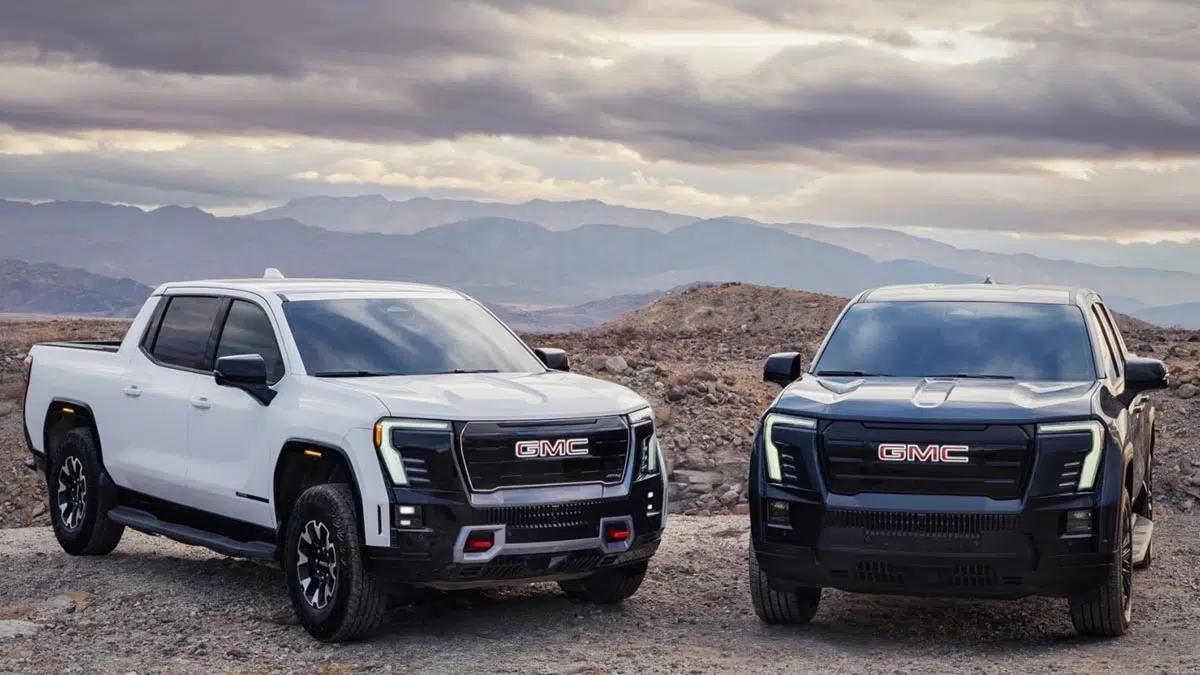 Frentes del GMC Sierra EV 2026 AT4 y Elevation con diferencias de diseño y equipamiento